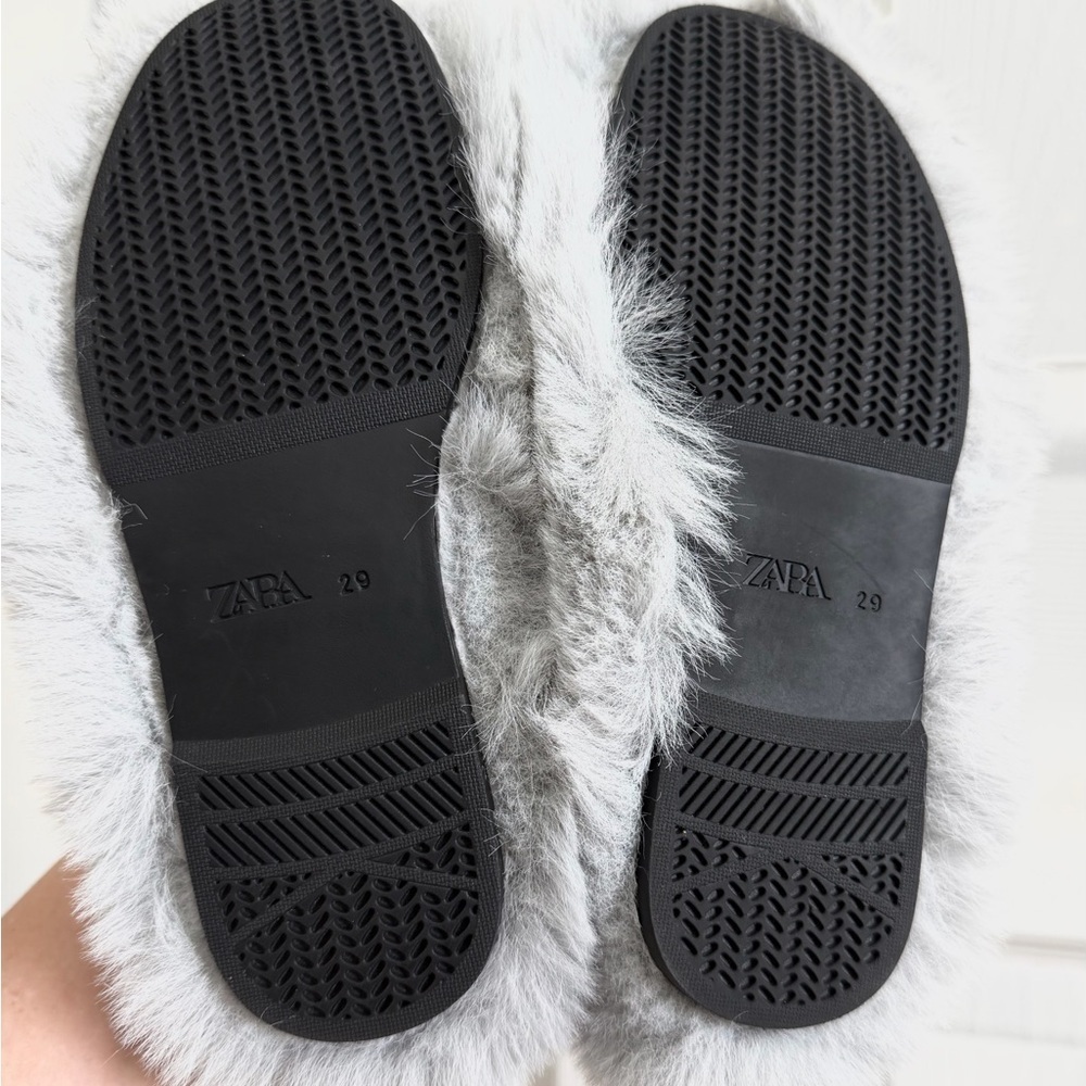 Zara Kids Soft Gray Faux Fur Ballet Flats
Zara Size 29 - Picture 6 of 8